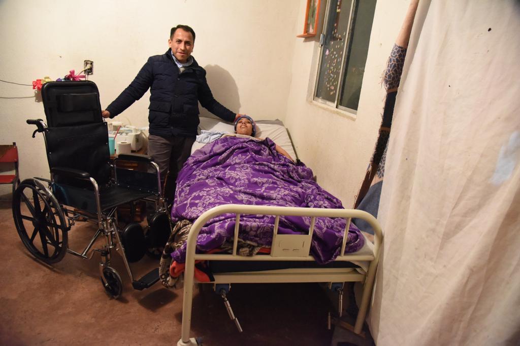 Entrega diputado Luis Armando Torres apoyo a vecina que sufrió accidente en abril.