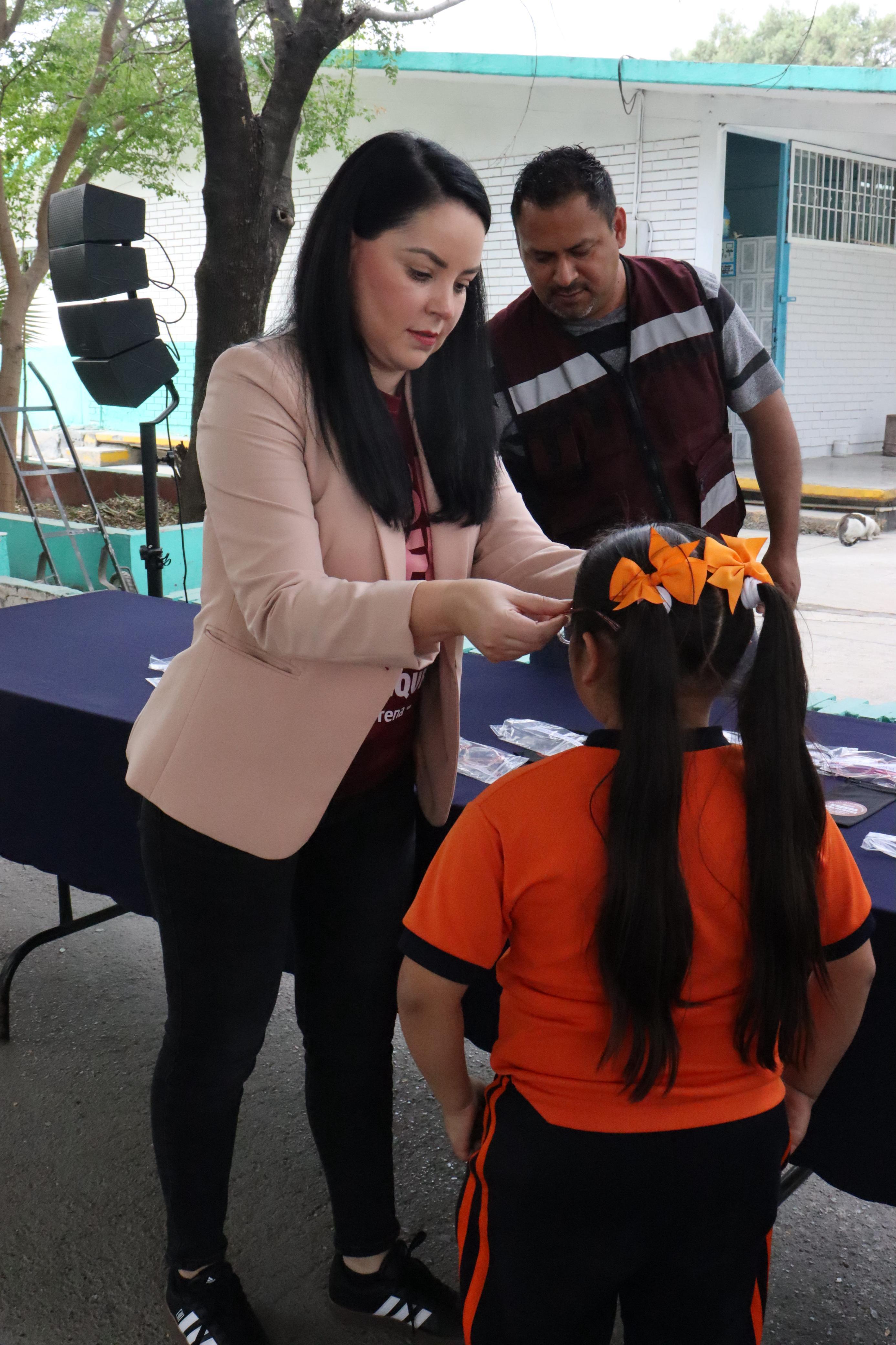 APOYA BRENDA VELAZQUEZ A MEJORAR CON LENTES EL DESEMPEÑO ESCOLAR EN ESCOBEDO