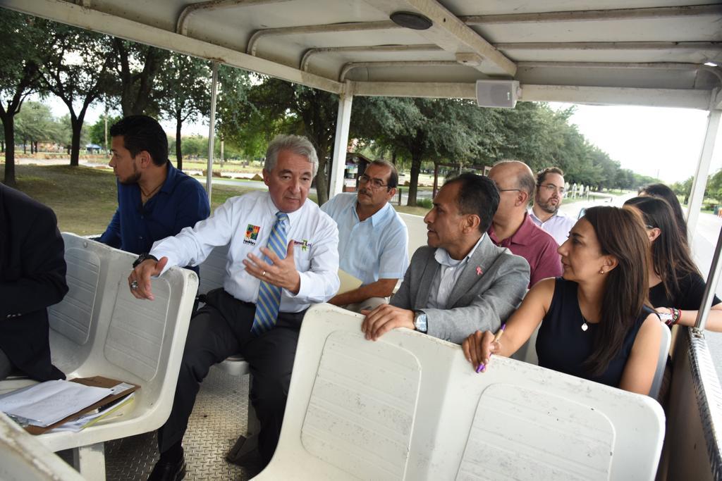 Se reúne diputado Luis Armando Torres con autoridades del parque Fundidora.