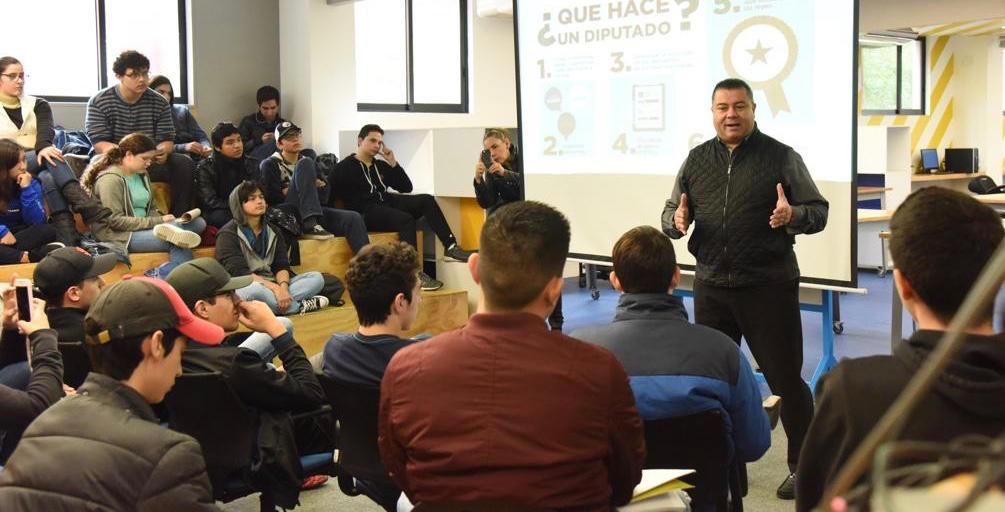 Realiza diputado Ramiro González plática con alumnos universitarios sobre trabajo legislativo