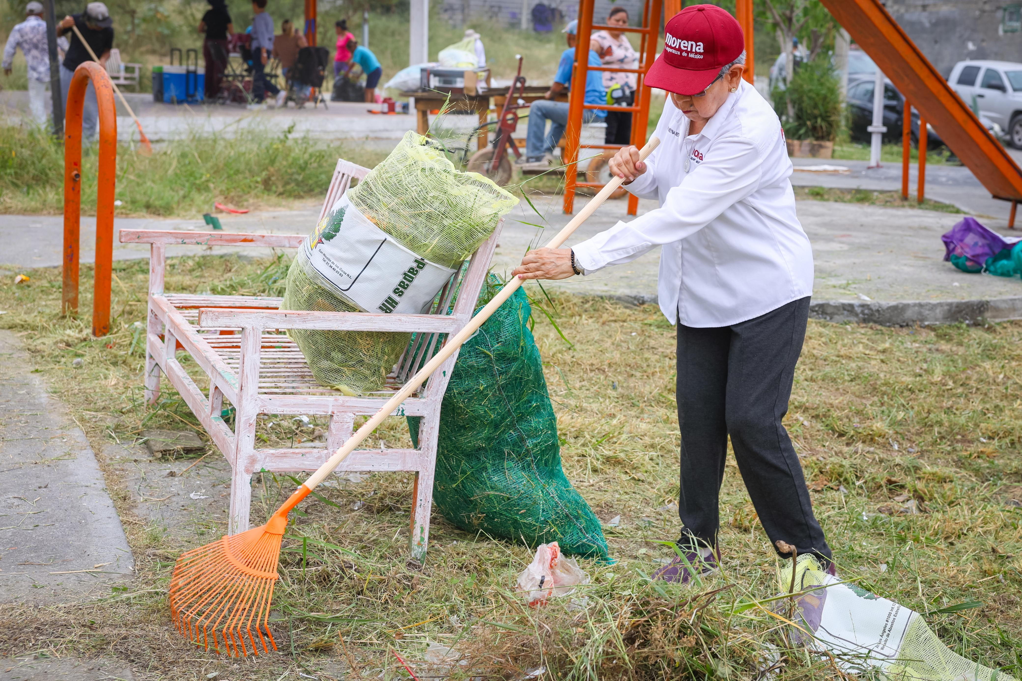 ENCABEZA REYNA REYES LIMPIEZA DE PLAZA PÚBLICA EN JUÁREZ.