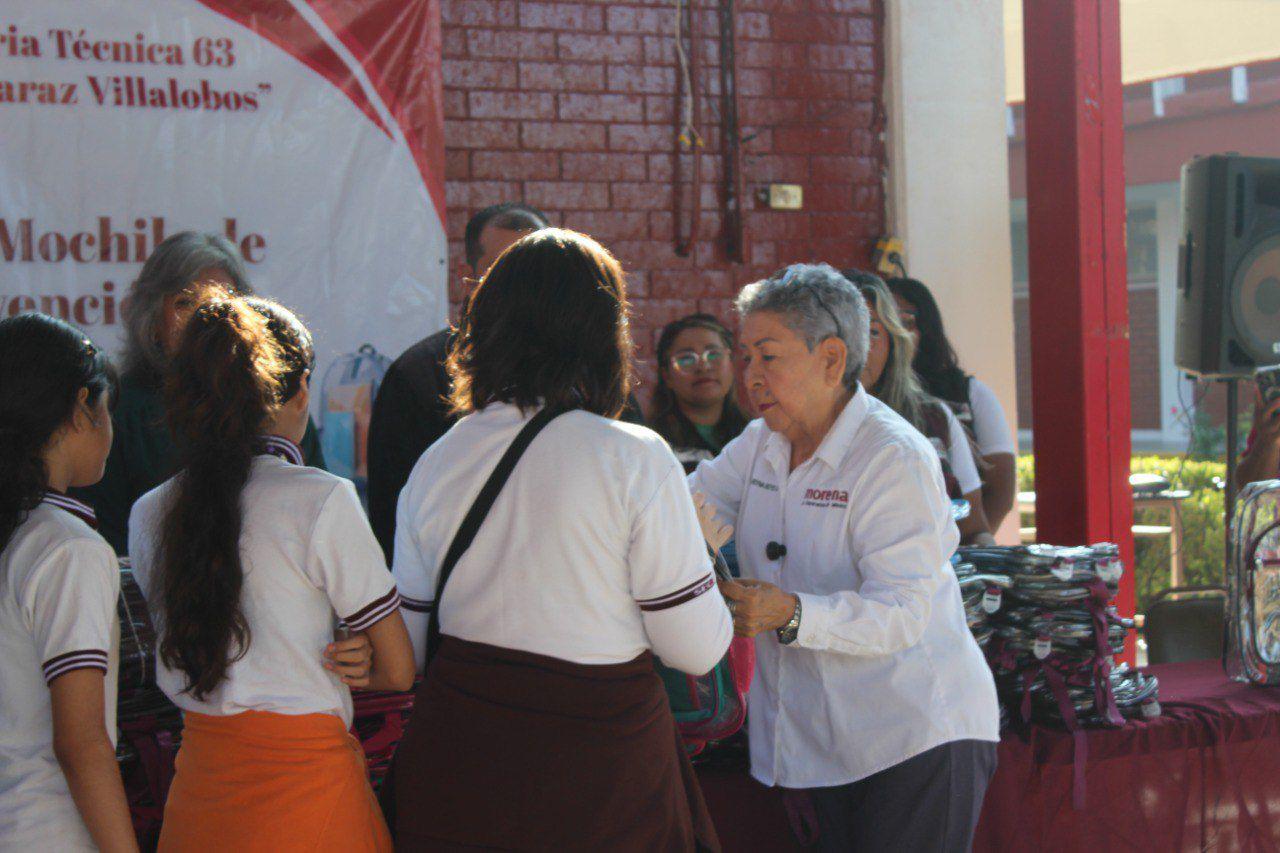 ENTREGA REYNA REYES MOCHILAS TRANSPARENTES PARA FORTALECER SEGURIDAD ESTUDIANTIL