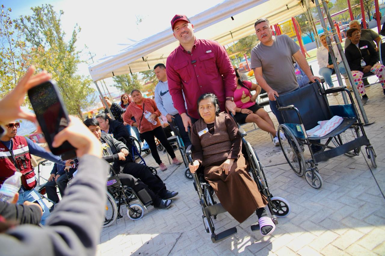REFUERZA MARIO SOTO APOYOS SOCIALES A FAMILIAS DE GARCÍA CON OPERATIVOS EN TERRITORIO