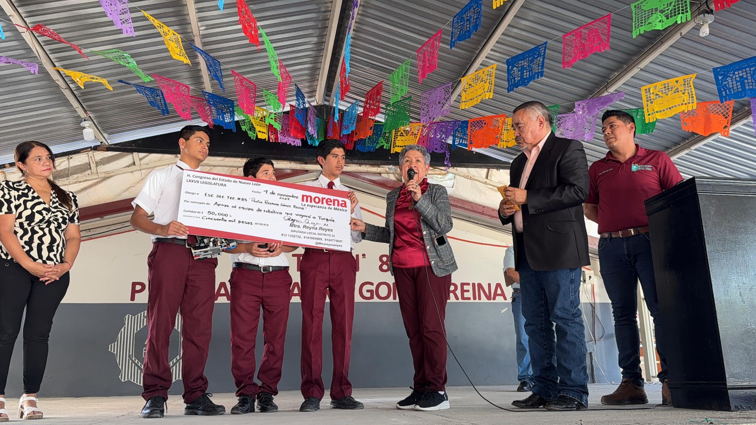 APOYA REYNA REYES A ALUMNOS QUE VIAJAN A COMPETENCIA DE ROBÓTICA EN TURQUÍA