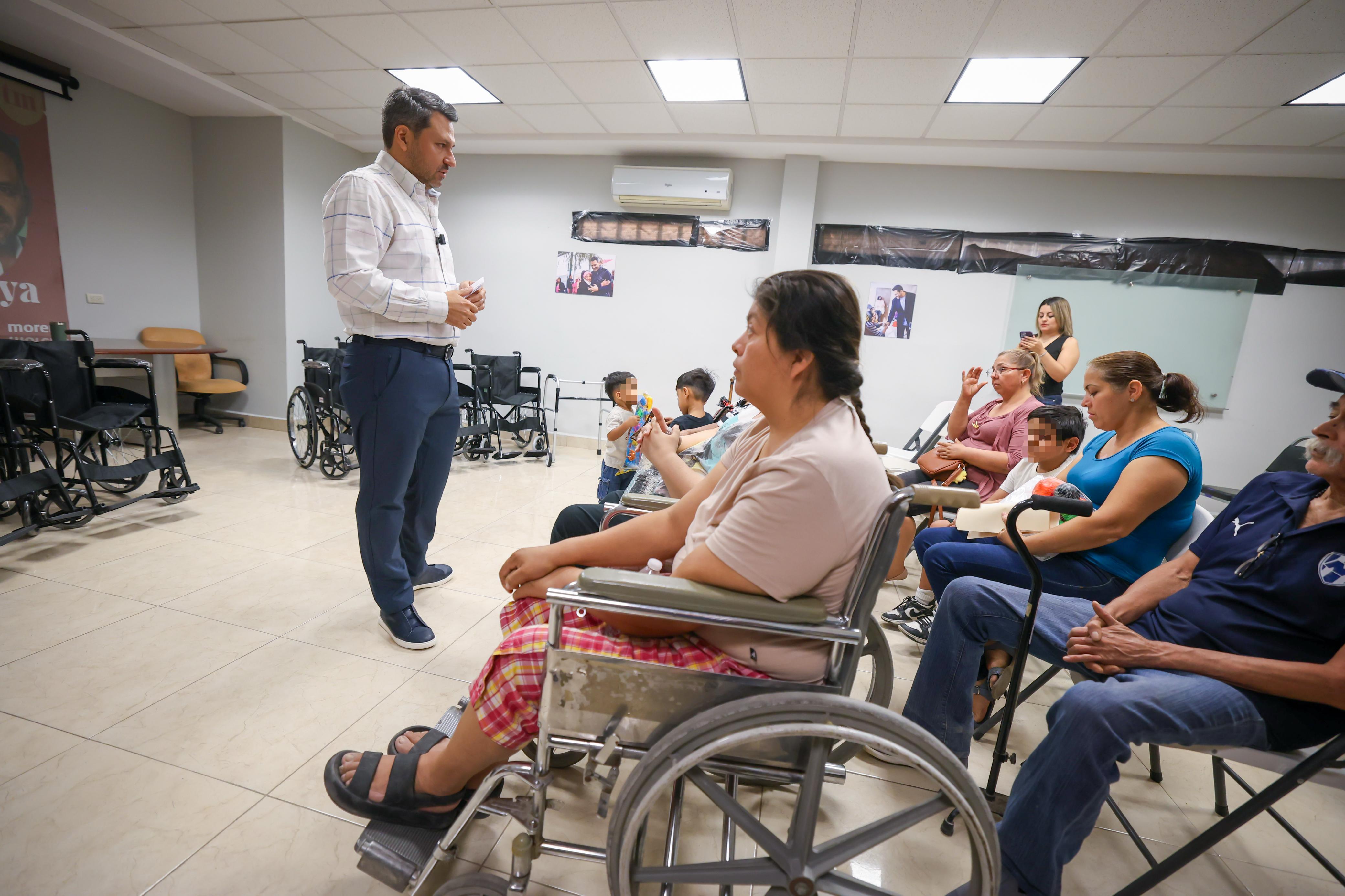 APOYA TOMÁS MONTOYA CON SILLAS DE RUEDAS  A NIÑOS CON DISCAPACIDAD Y ADULTOS MAYORES DE GUADALUPE