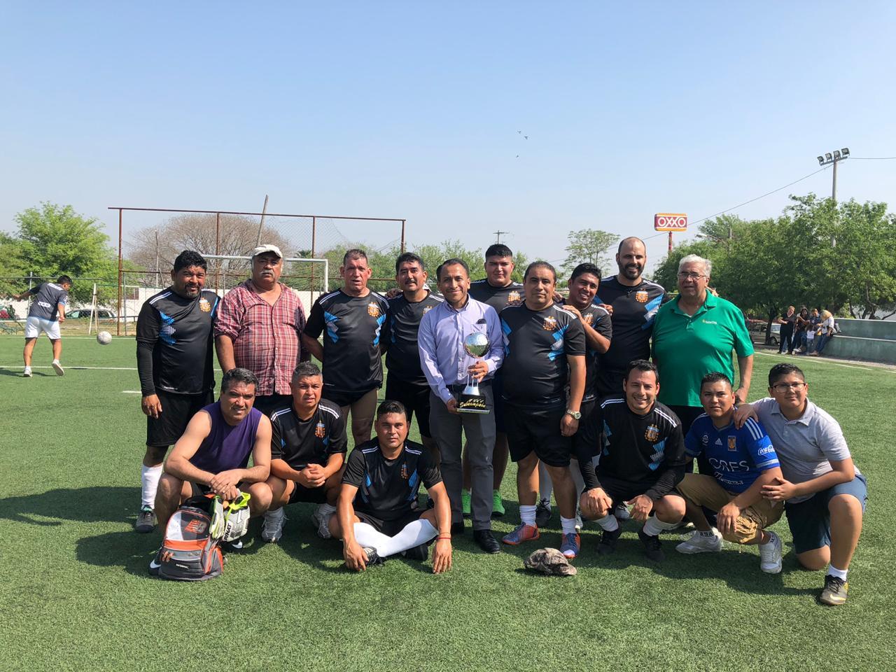 En el marco del día de la Familia, el Diputado Luis Armando Torres, integrante del grupo Legislativo Morena, hizo entrega de distinciones al primer y segundo lugar del Torneo de Fútbol de Veteranos, de la colonia Villa Olímpica del municipio de Guadalupe