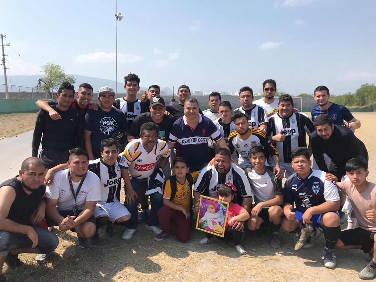  Entrega Diputado Ramiro González trofeos a los participantes de la Liga Varonil y Femenil Puya Stars en Apodaca