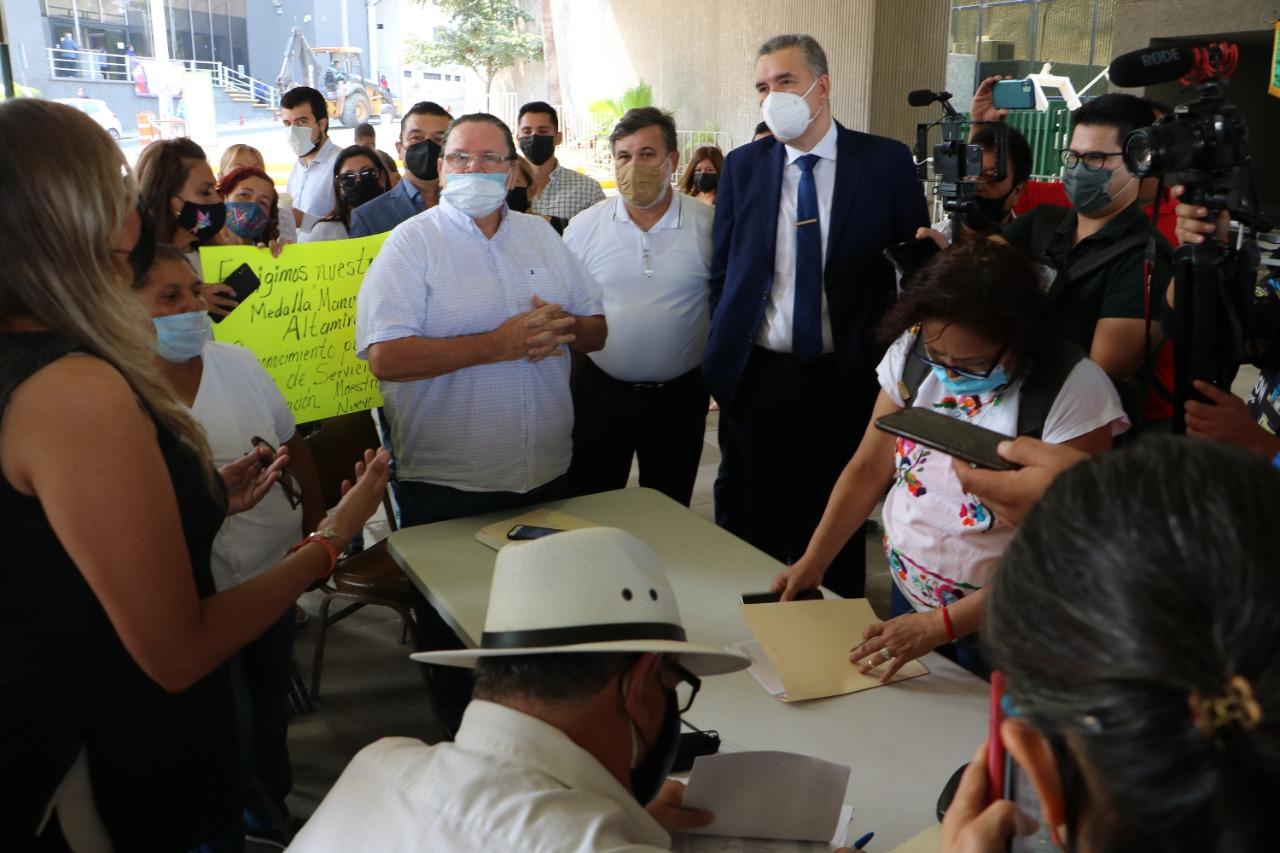 RECIBE WALDO FERNANDEZ A MAESTOS QUE SOLICITAN LA ENTREGA DE LA MEDALLA 