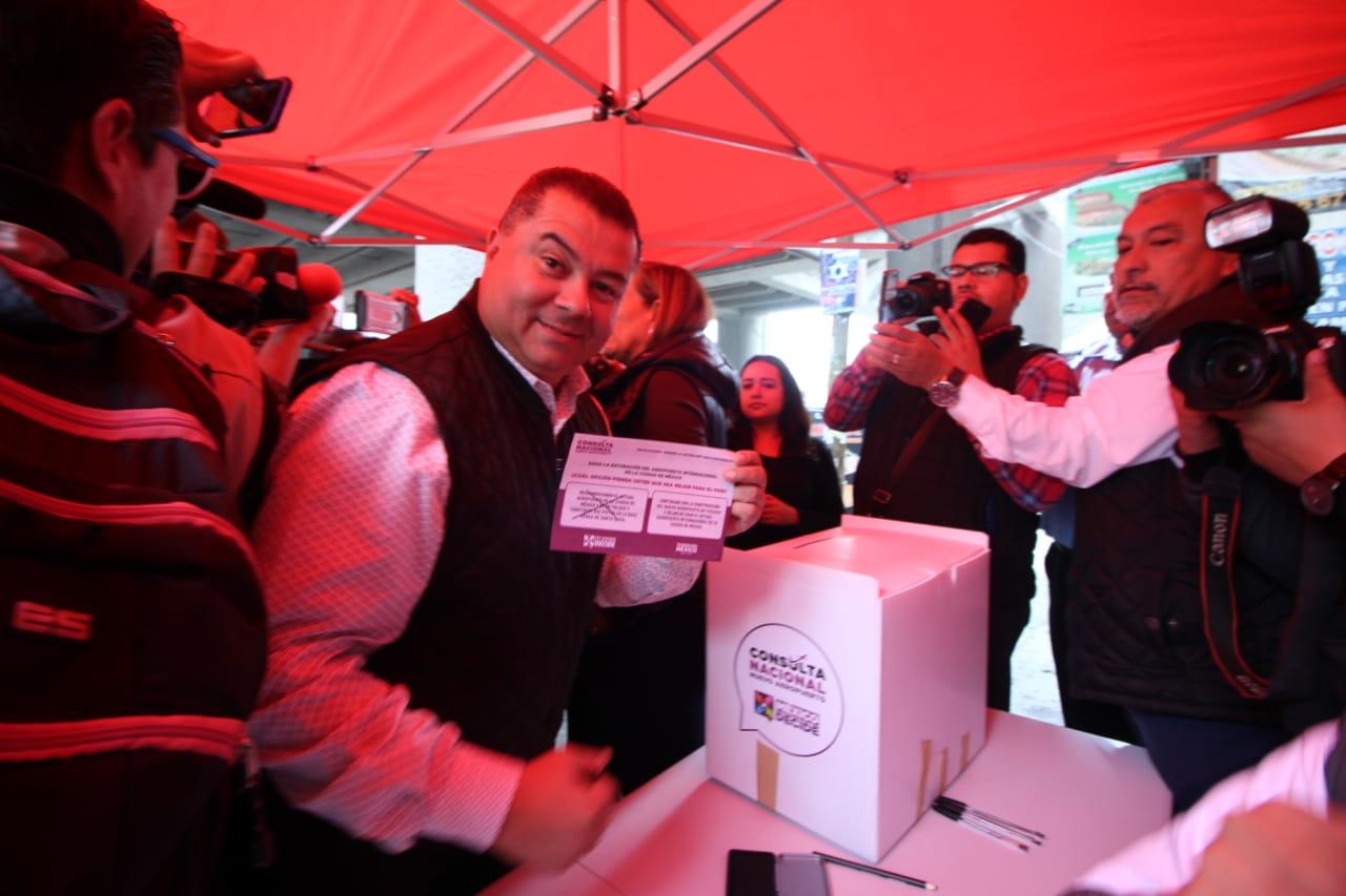 Acude diputado Ramiro González a emitir su voto en la consulta por el NAIM