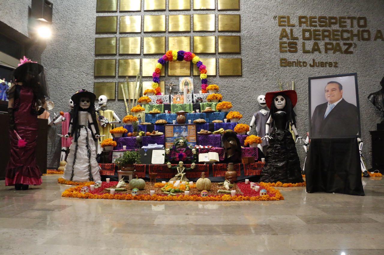 OFRECEN ALTAR DE MUERTOS EN HONOR A SERGIO PÉREZ