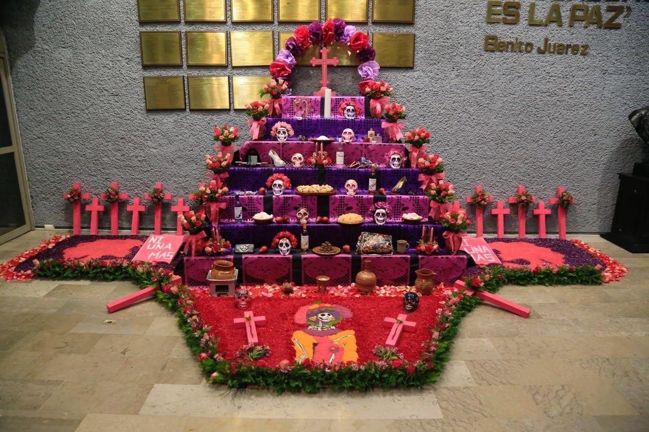 OFRECE CONGRESO ALTAR  DE MUERTOS A MUJERES ASESINADAS