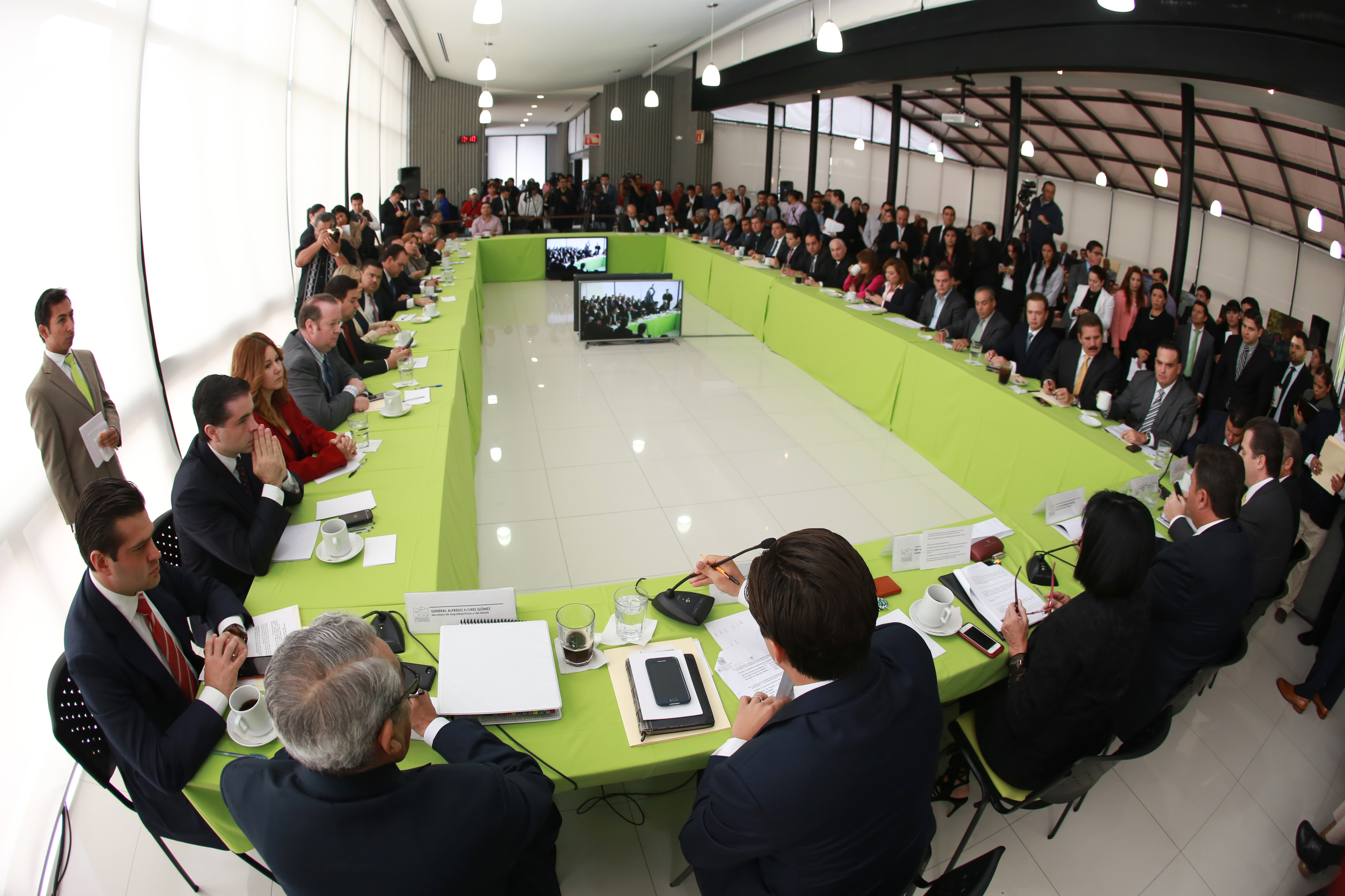 Fuerzas militares deben de tomar el control de los penales de Nuevo León.- Fernando Elizondo.