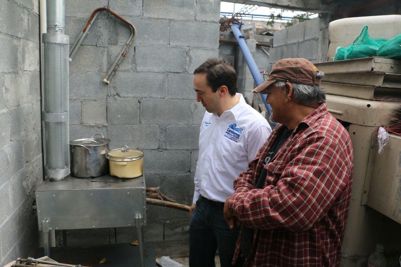 APOYA HERNÁN SALINAS CON ESTUFAS ECOLÓGICAS A 25 FAMILIAS