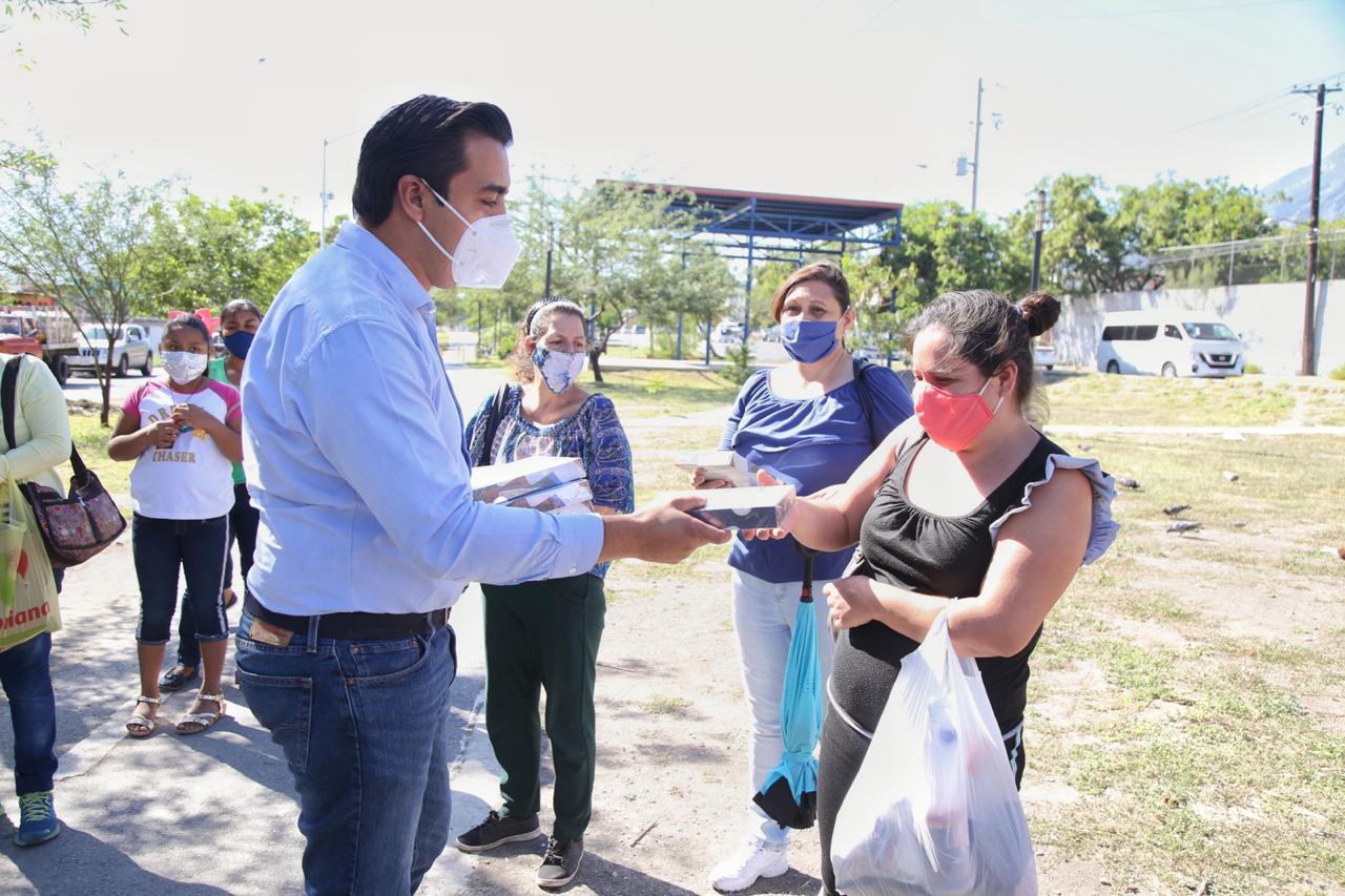 ENTREGA JESÚS NAVA TABLETS A ESTUDIANTES