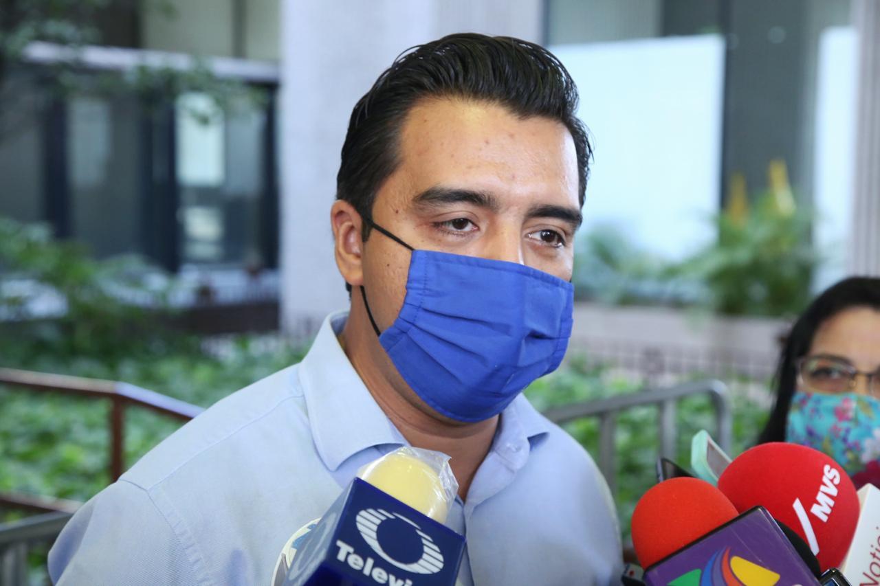 SOLICITA JESÚS NAVA LICENCIA