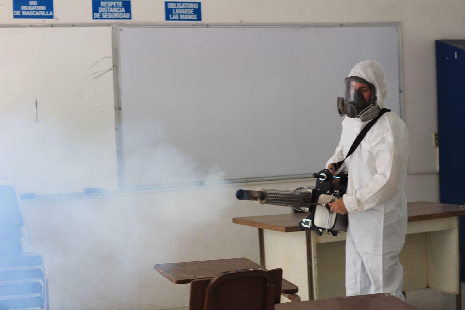 SANITIZA LALO LEAL ESCUELAS EN SANTIAGO Y ALLENDE