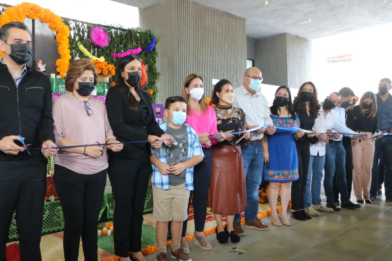 HONRA CONGRESO A VÍCTIMAS DE COVID CON ALTAR DE MUERTOS