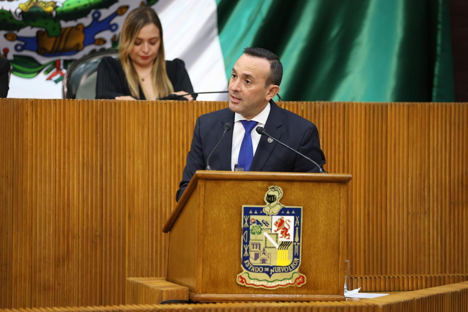 TIENE NUEVO LEÓN UN GOBERNADOR AUSENTE.- DIPUTADOS DEL PAN