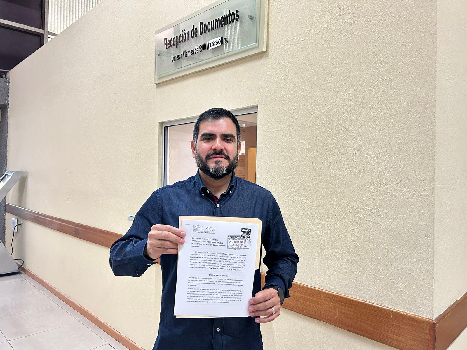 SOLICITA MAURO MOLANO SEÑALIZACIÓN PARA DISCAPACITADOS EN METRO     Luego de hacer un recorrido por el sistema de transporte Metro, el Diputado de Acción Nacional,  Mauro Molano Noriega solicitó la implementación de señalización Braille y voceo en los vag