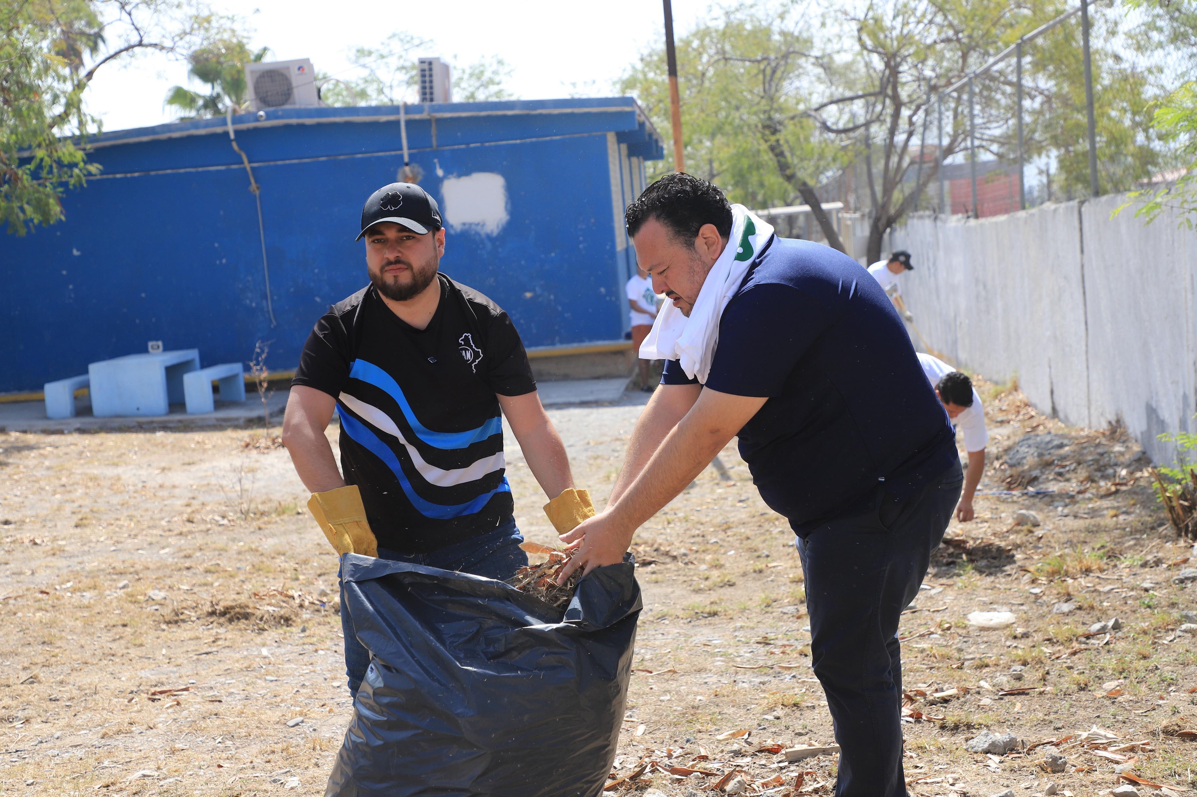 REALIZA MIGUEL LECHUGA BRIGADA DE LIMPIEZA EN ESCUELA DE SANTA CATARINA 