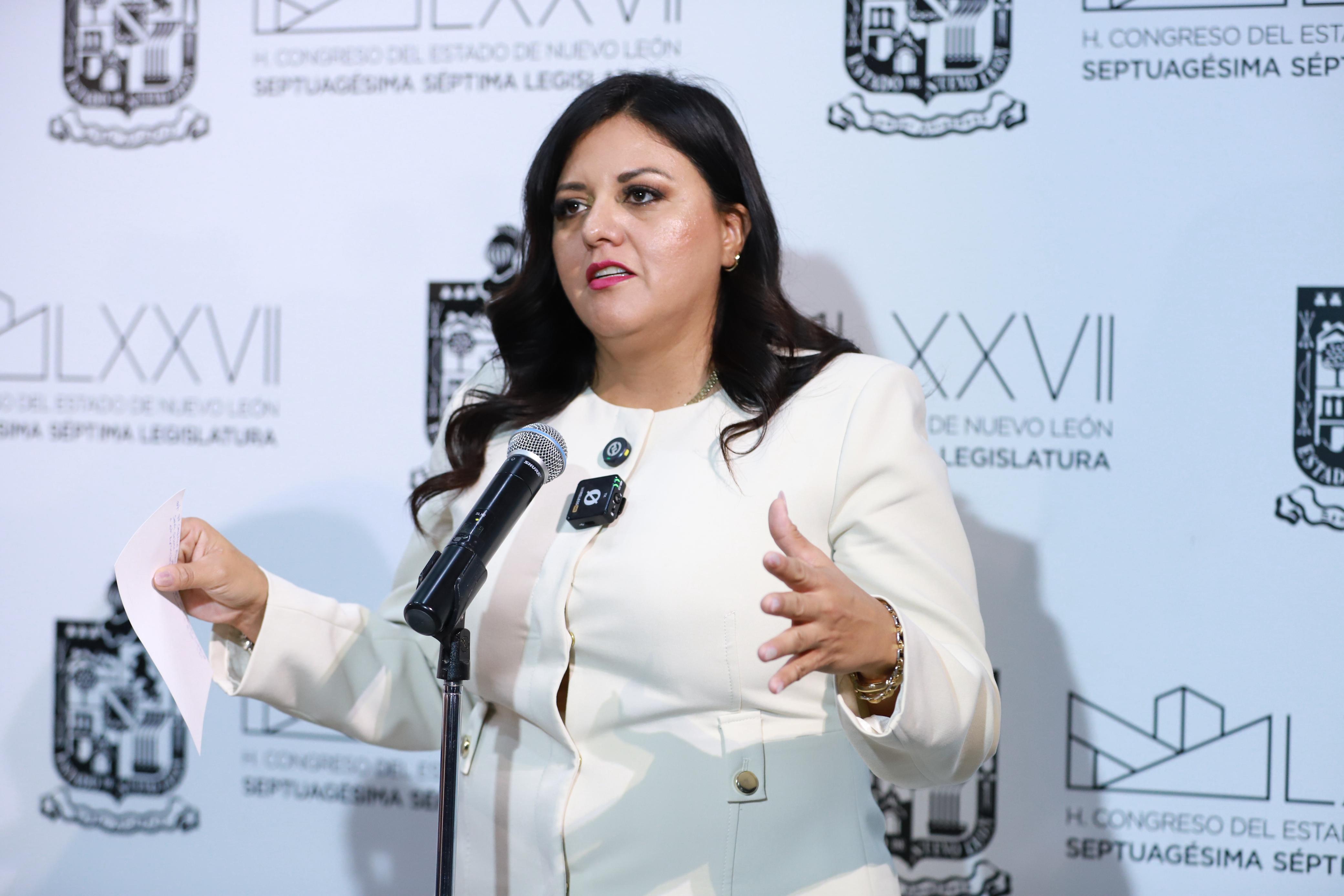 SOLICITA ITZEL CASTILLO PASO LIBRE EN AUTOPISTA AL AEROPUERTO 