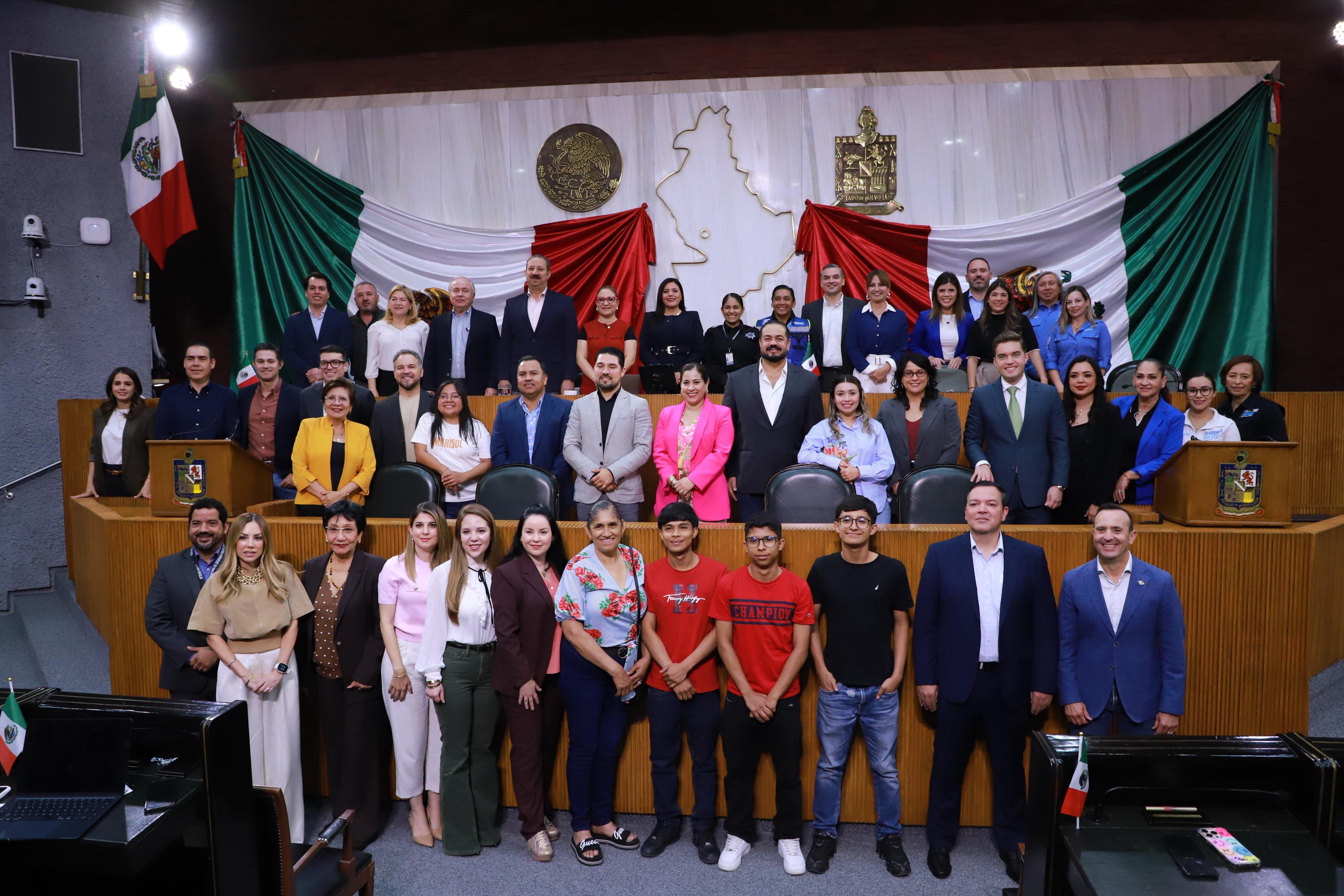 ENTREGA CONGRESO RECONOCIMIENTO A KARLA CHAIREZ POLICÍA DE SAN NICOLÁS