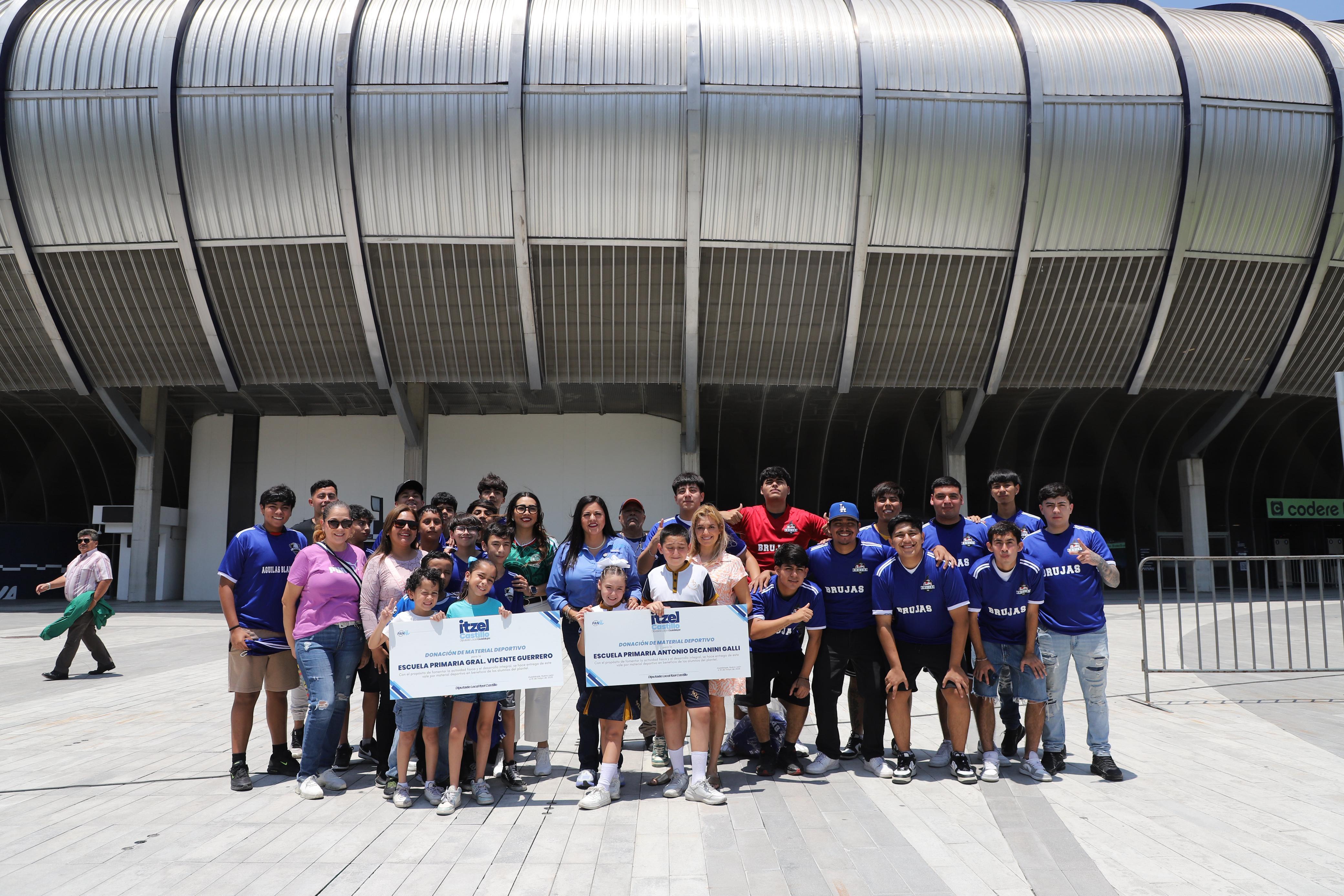 BRINDA ITZEL CASTILLO RECORRIDO MUNDIALISTA A DEPORTISTAS DE GUADALUPE 