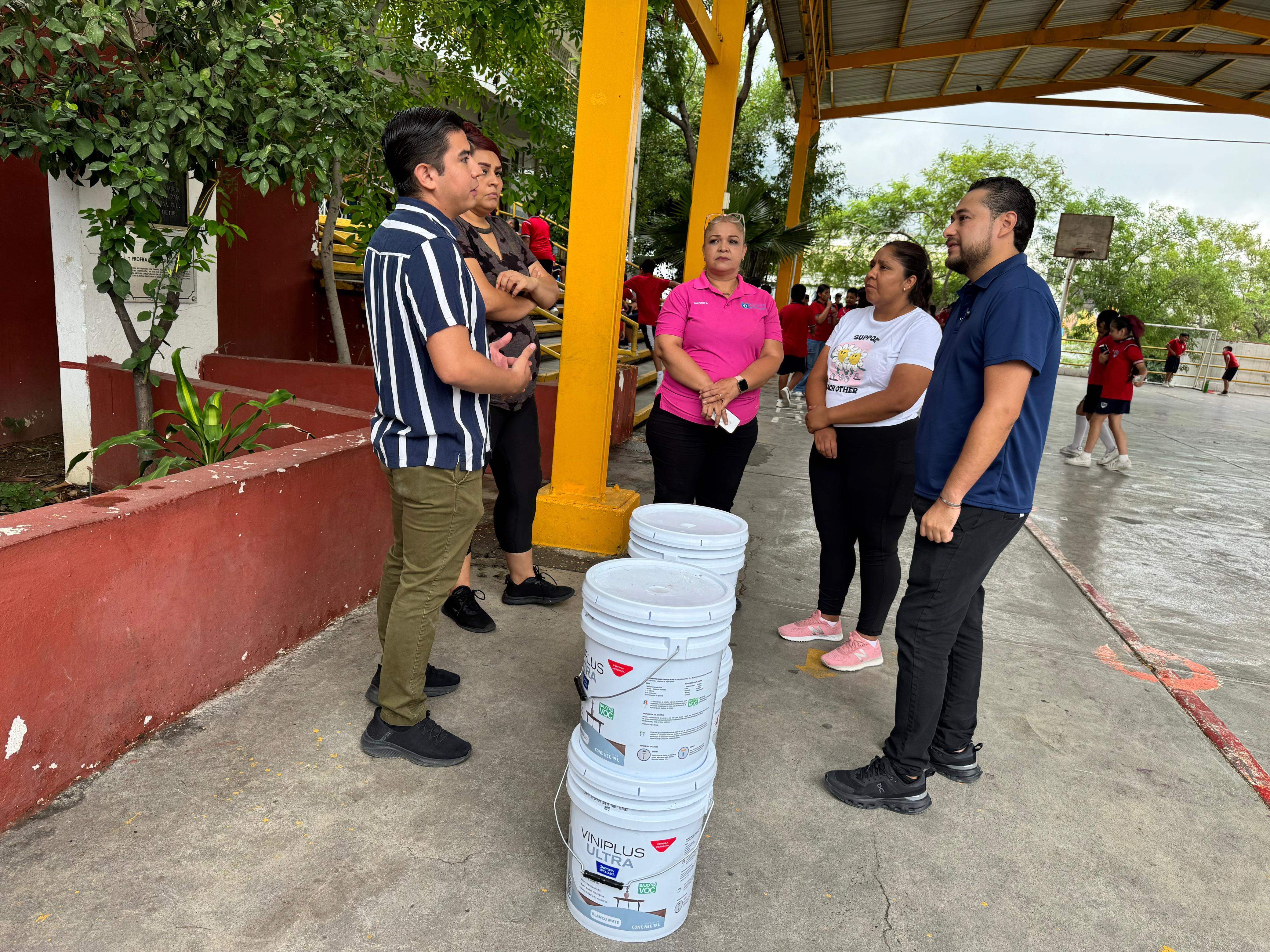 ENTREGA MIGUEL LECHUGA MATERIAL PARA MANTENIMIENTO DE ESCUELAS EN SANTA CATARINA