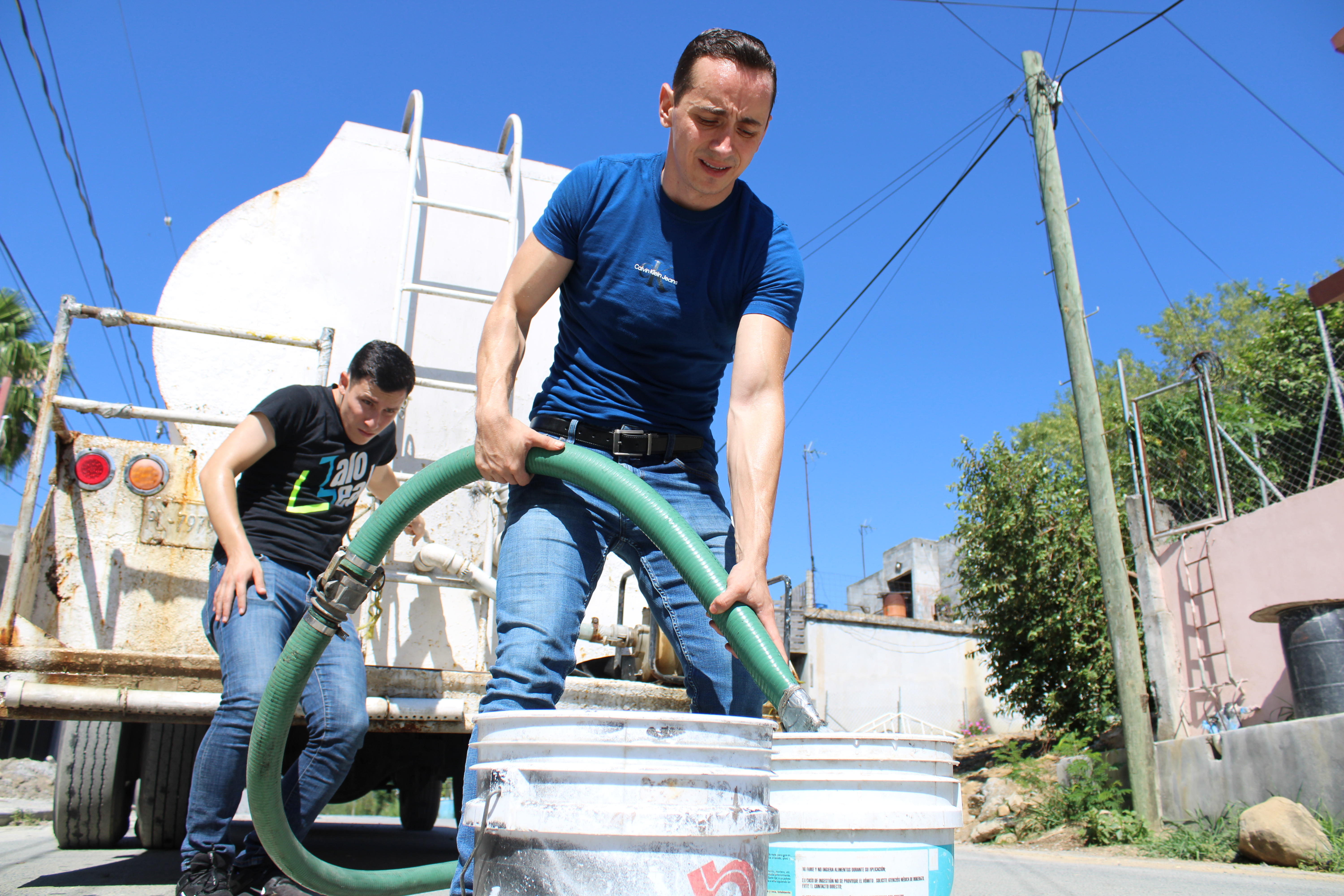 DISTRIBUYE EDUARDO LEAL AGUA CON PIPA EN  ALLENDE