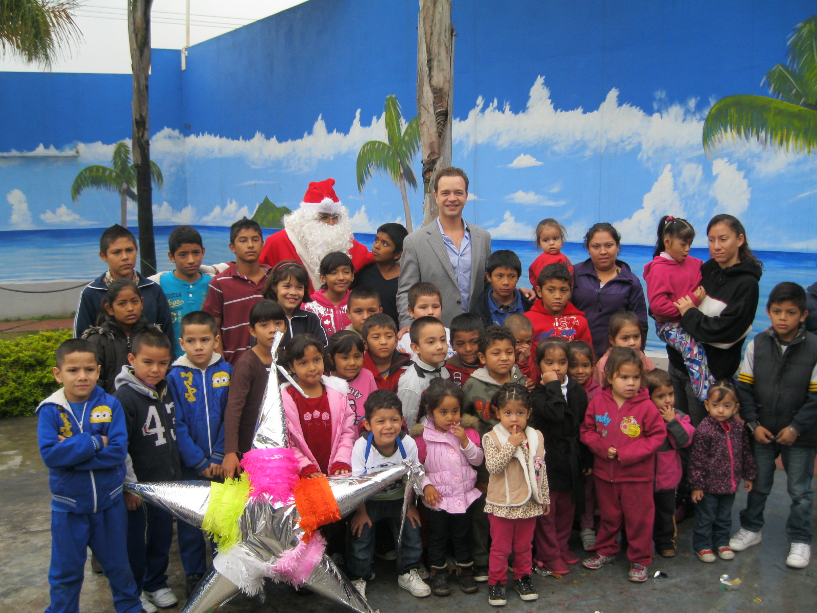 Ofrece Fernando Elizondo convivio navideño a hijos de reos del Penal del Topo Chico