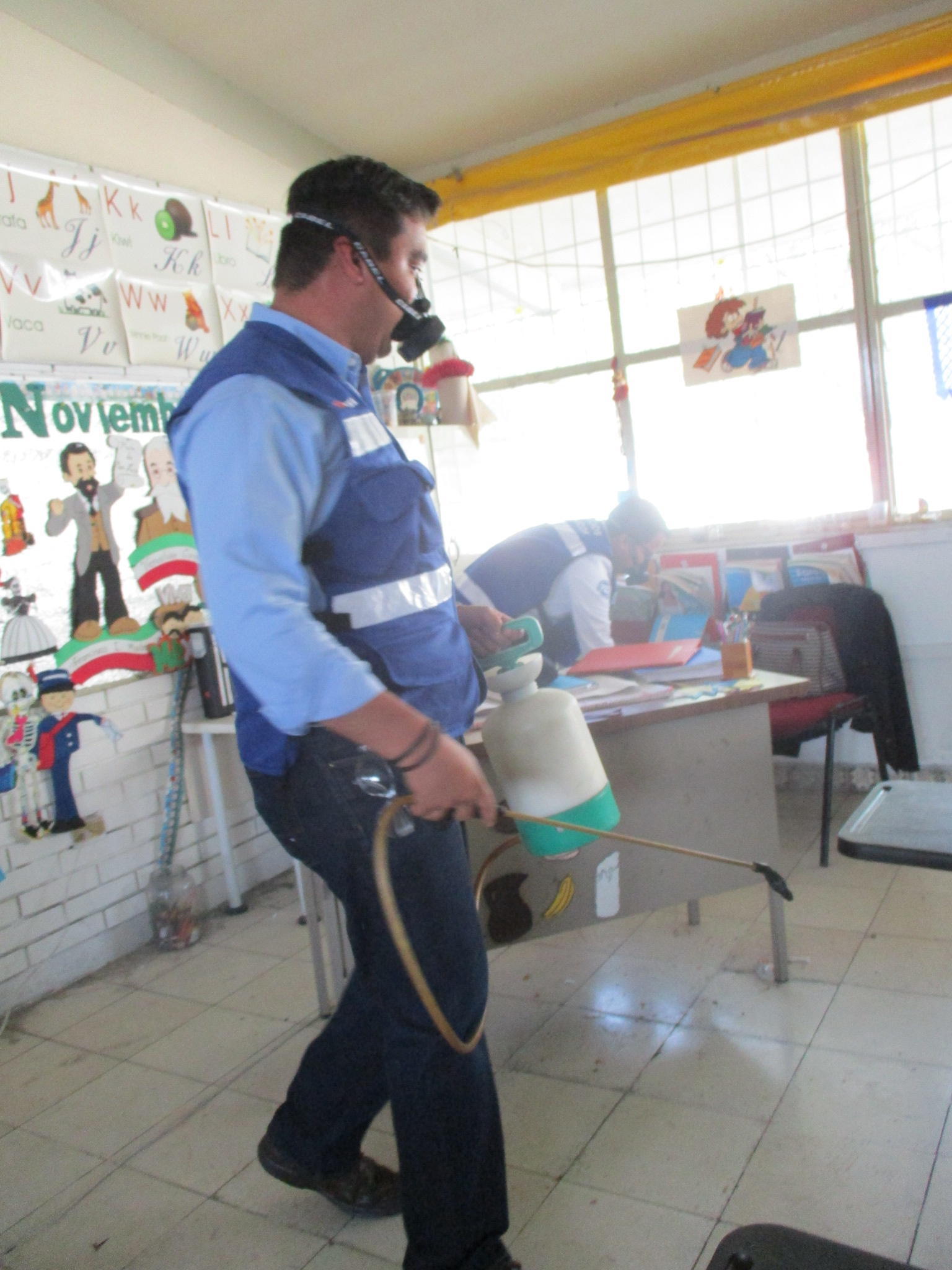 ARRANCA JESÚS NAVA PROGRAMA DE FUMIGACIÓN EN ESCUELAS