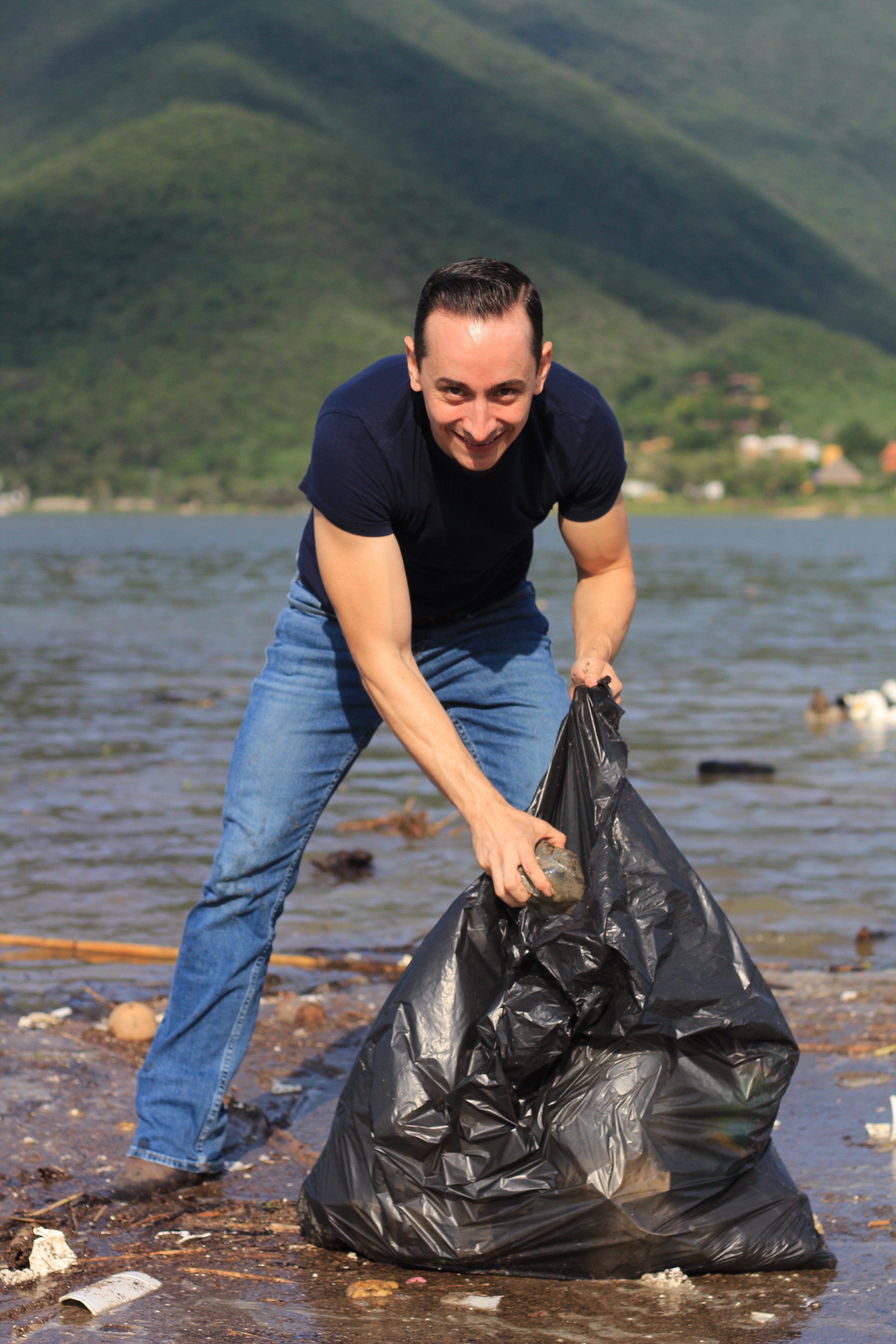 ENCABEZA EDUARDO LEAL BRIGADA DE LIMPIEZA EN PRESA 