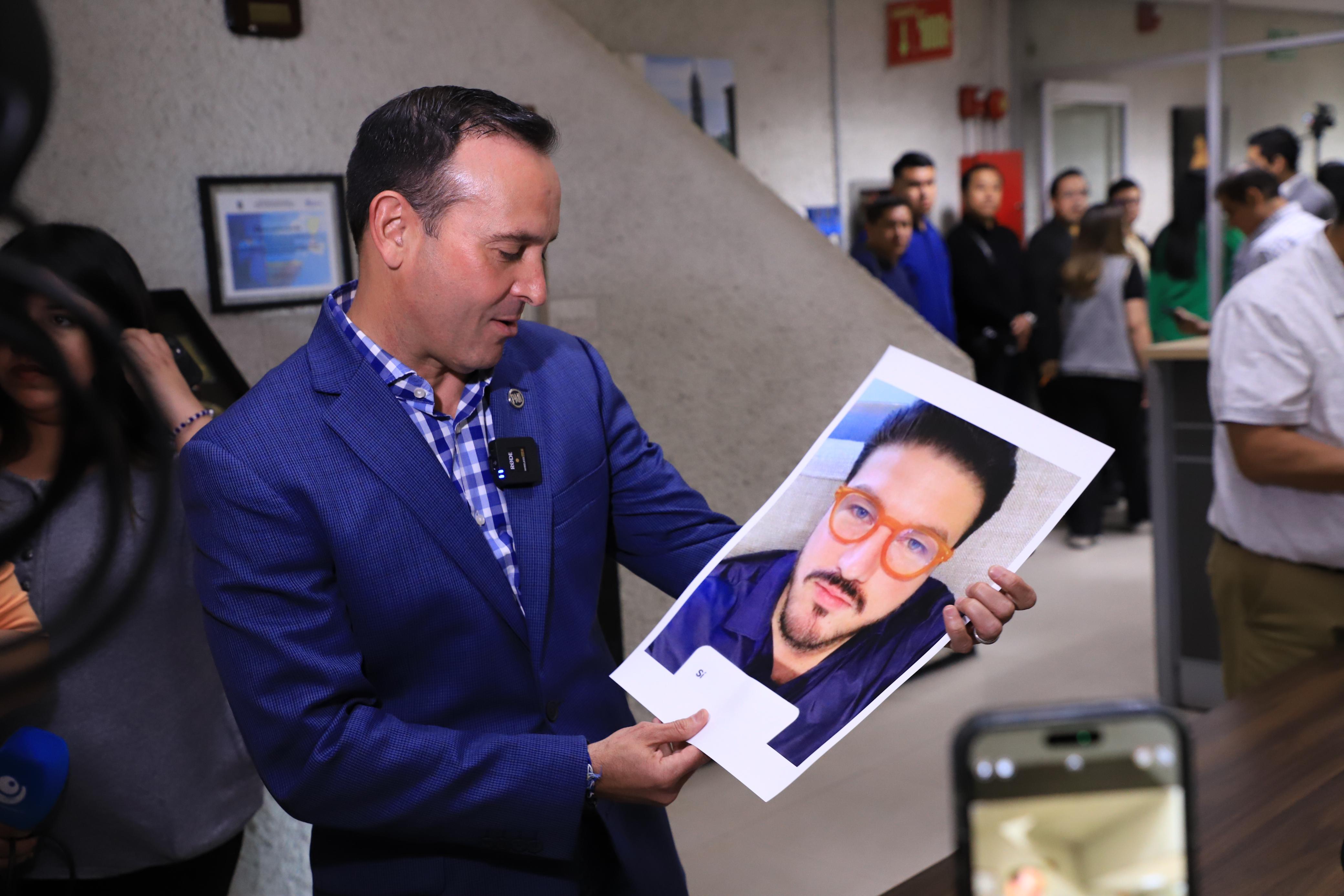 AL GOBERNADOR LE INTERESAN MÁS SUS LENTES NUEVOS QUE LA INSEGURIDAD. - CARLOS DE LA FUENTE FLORES.