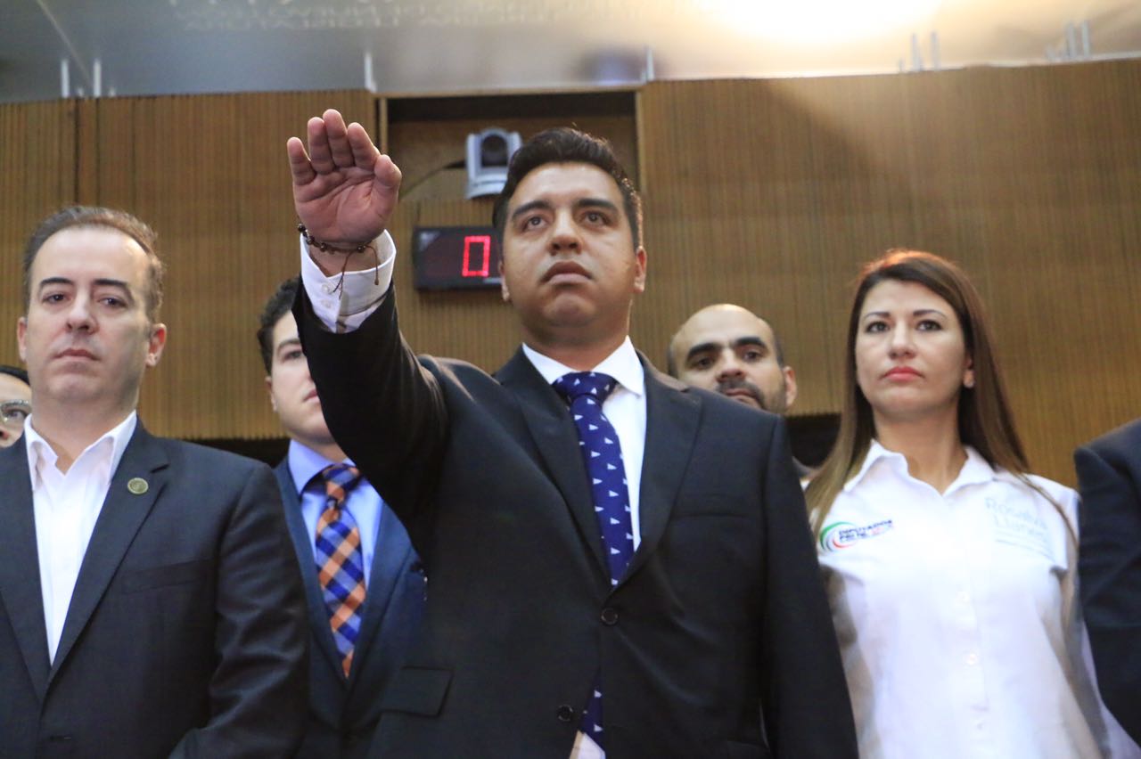 Toma protesta suplente de Sergio Pérez