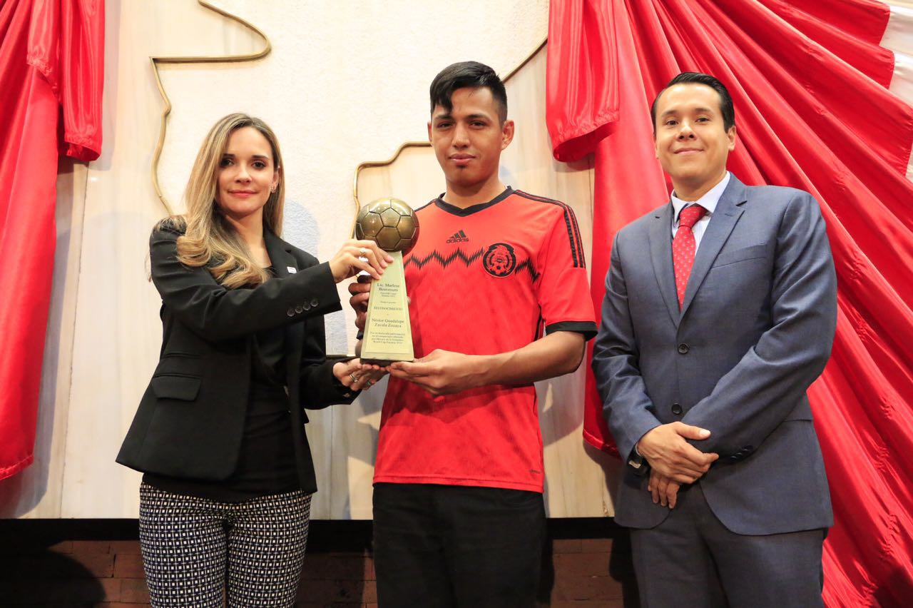 Reconoce diputada de Acción Nacional a campeón mundial de futbol calle