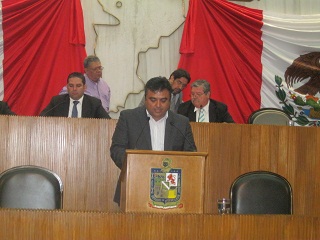 Solicita Licencia Víctor Pérez; rinde protesta Héctor Castillo