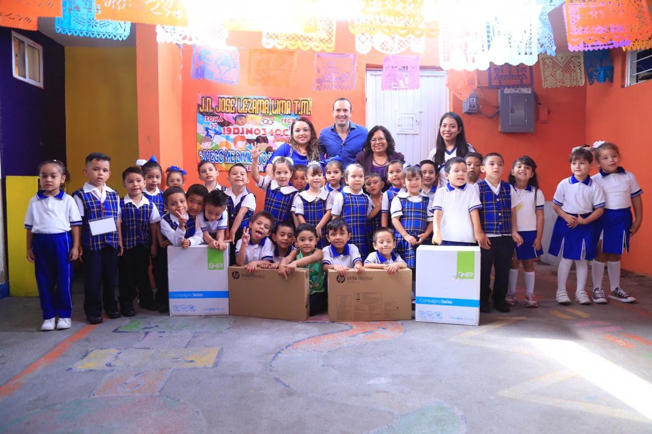 APOYA CARLOS DE LA FUENTE A JARDÍN DE NIÑOS CON EQUIPO DE CÓMPUTO