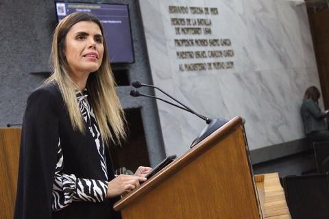 EXIGE  PAN AULAS  Y EQUIPAMIENTO PARA ESCUELAS