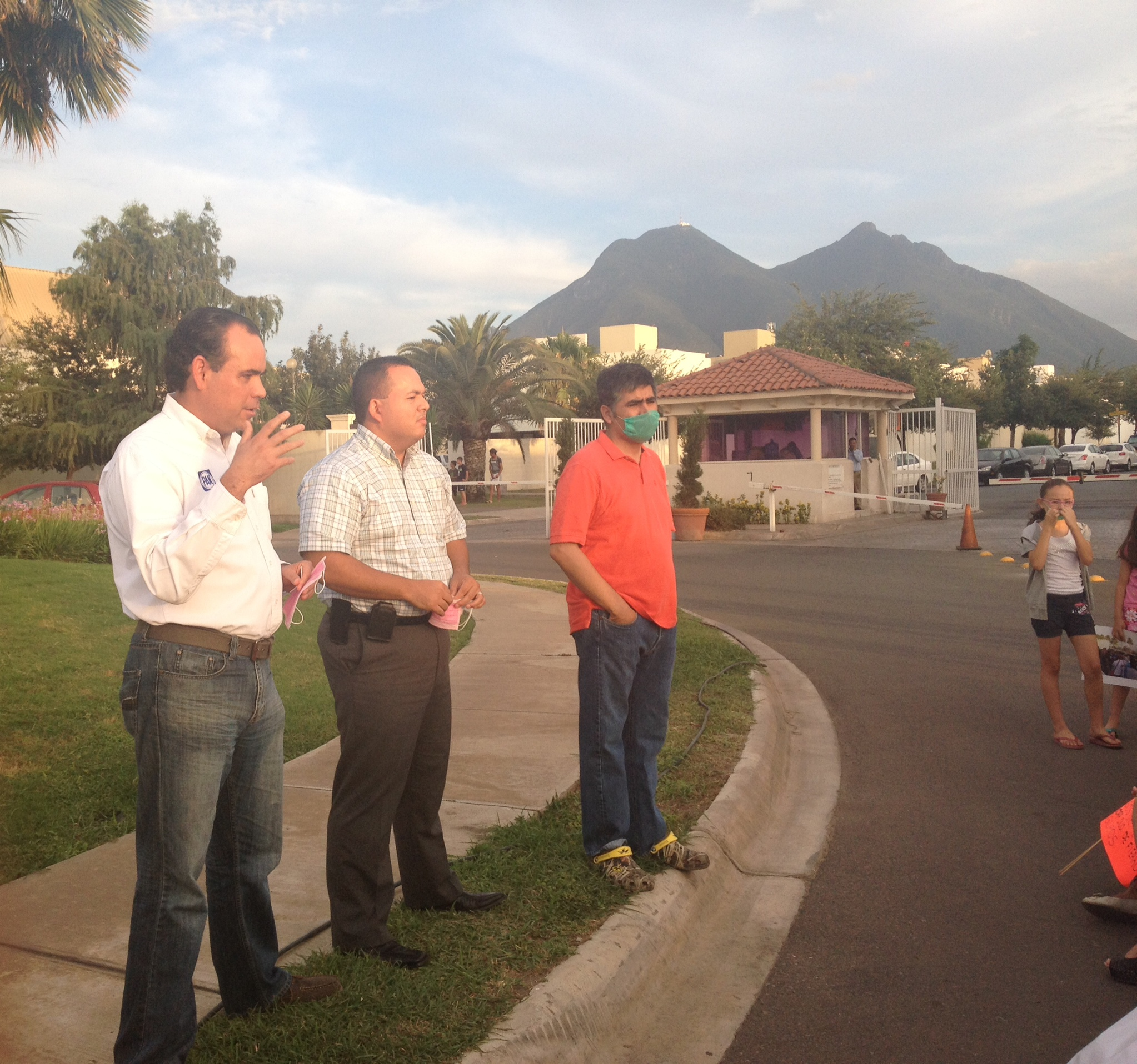 Apoya Francisco Treviño a vecinos que piden reubicación de empresa contaminante