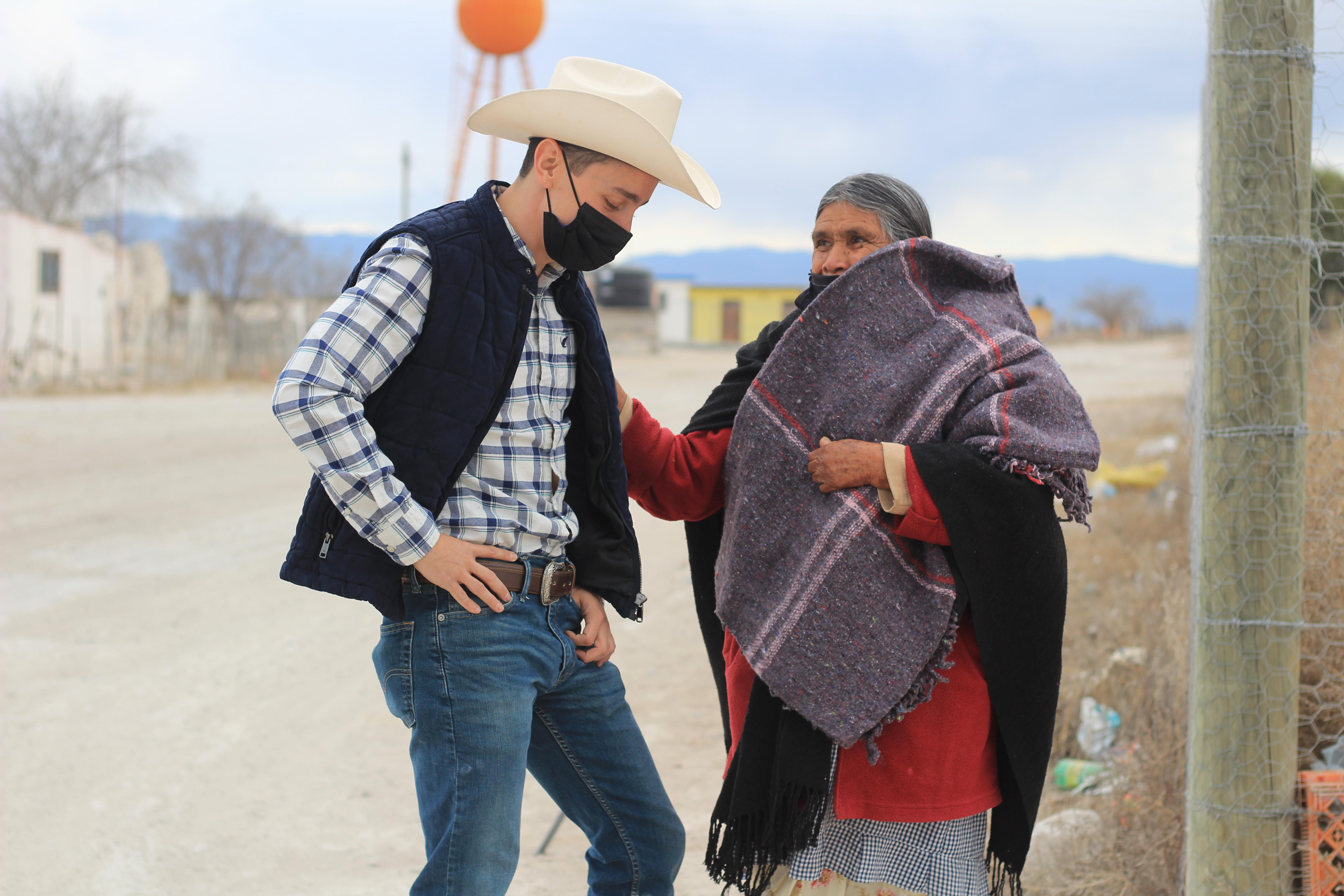 ENTREGA LALO LEAL COBERTORES EN COMUNIDADES DEL SUR