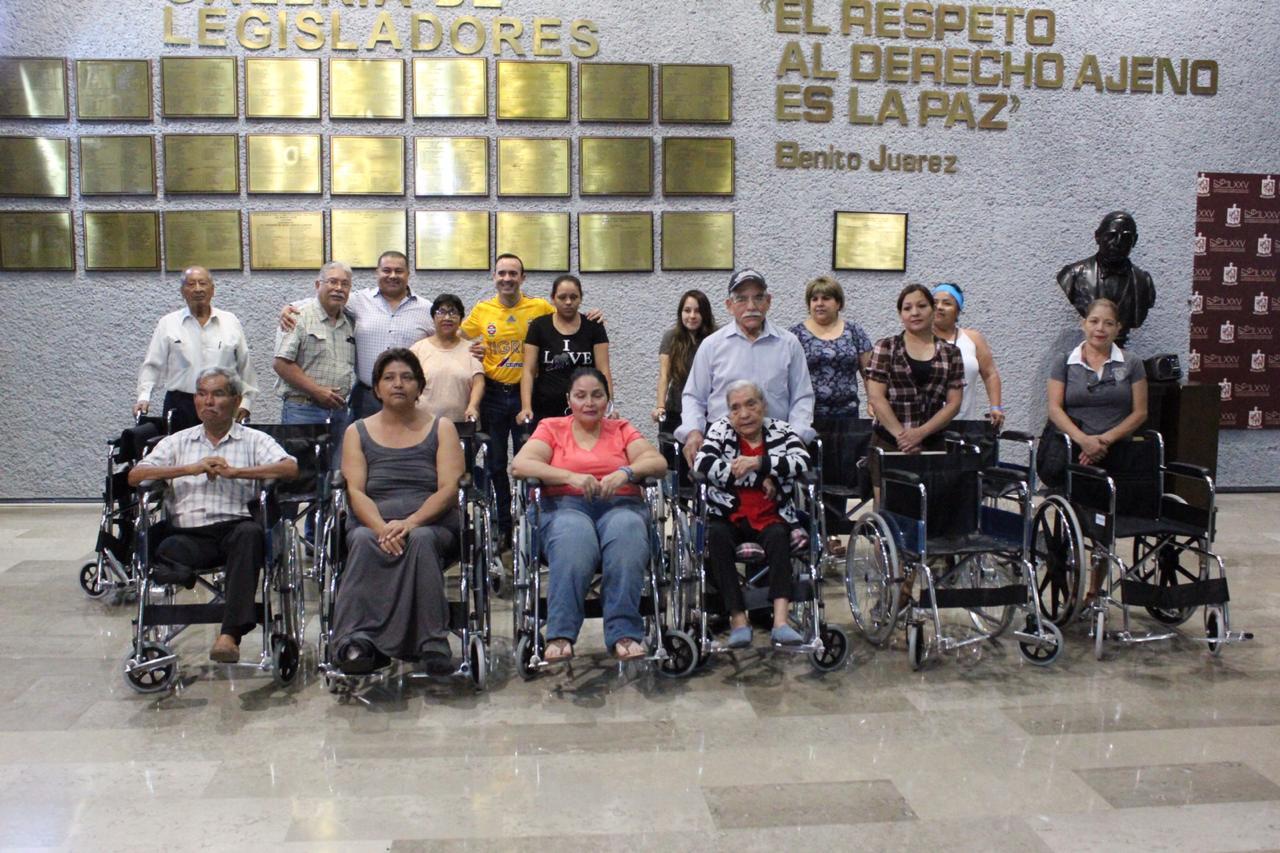 Entrega Carlos de la Fuente sillas de ruedas