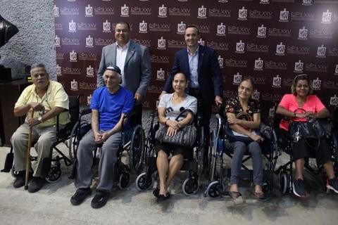Entrega Carlos de la Fuente sillas de ruedas 
