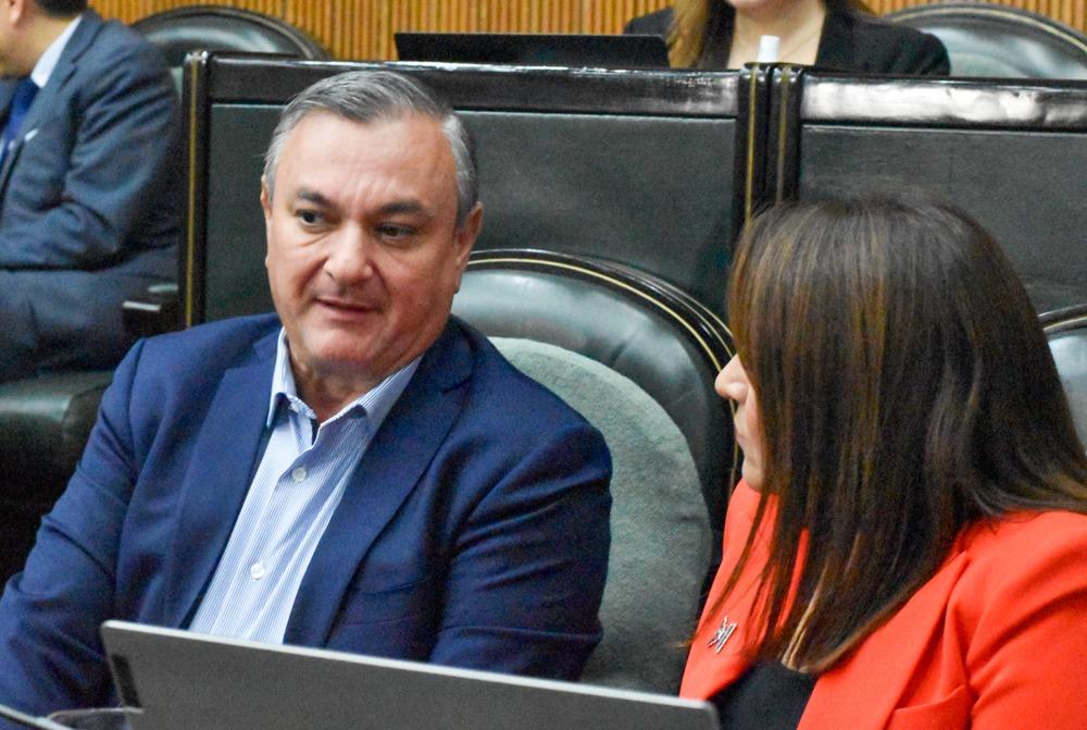 Héctor García pide facilitar titulación en universidades