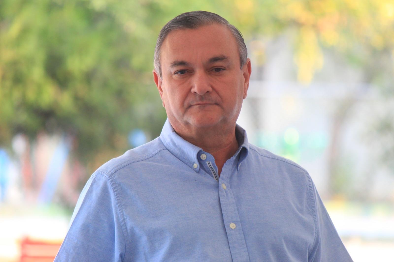 Va Héctor García por bibliotecas incluyentes