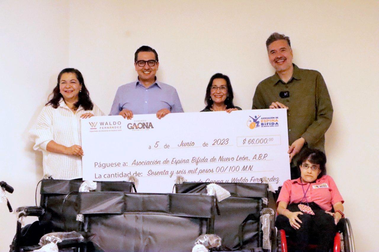 Gaona y Waldo cumplen con donativo a DIF NL y Espina Bífida