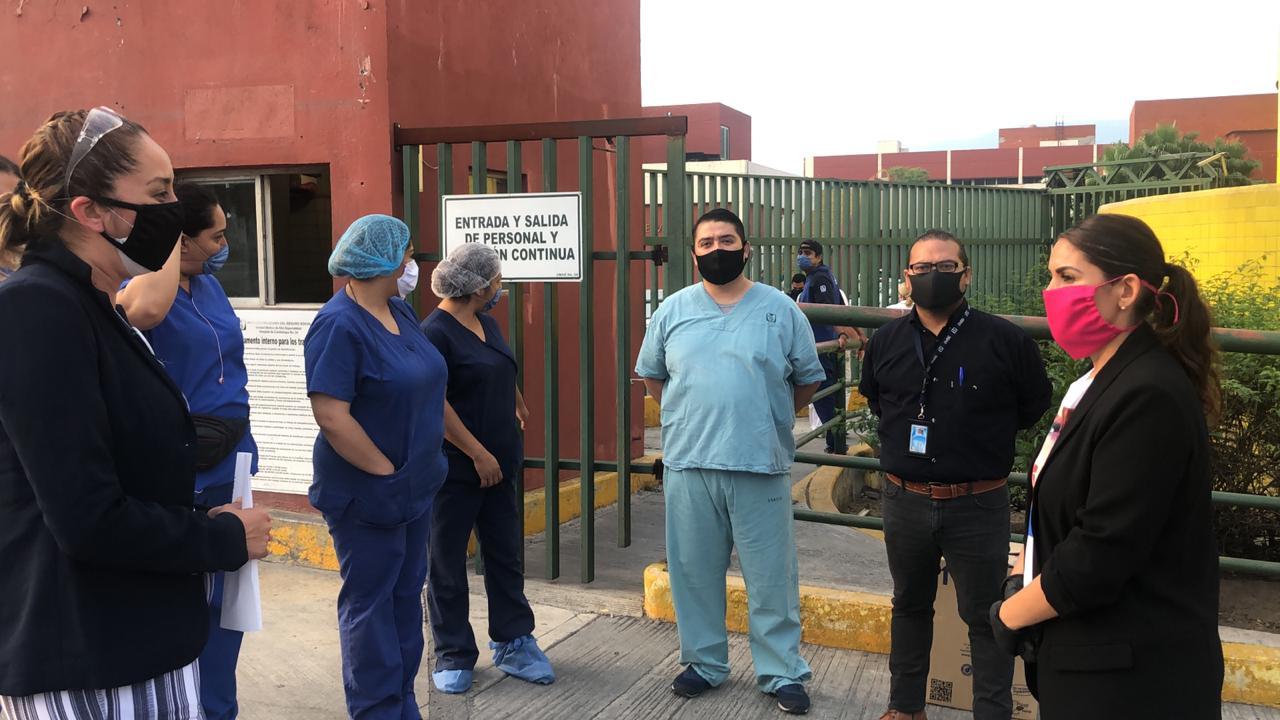 Entrega Karina Barrón material médico a Clínica 34 del IMSS
