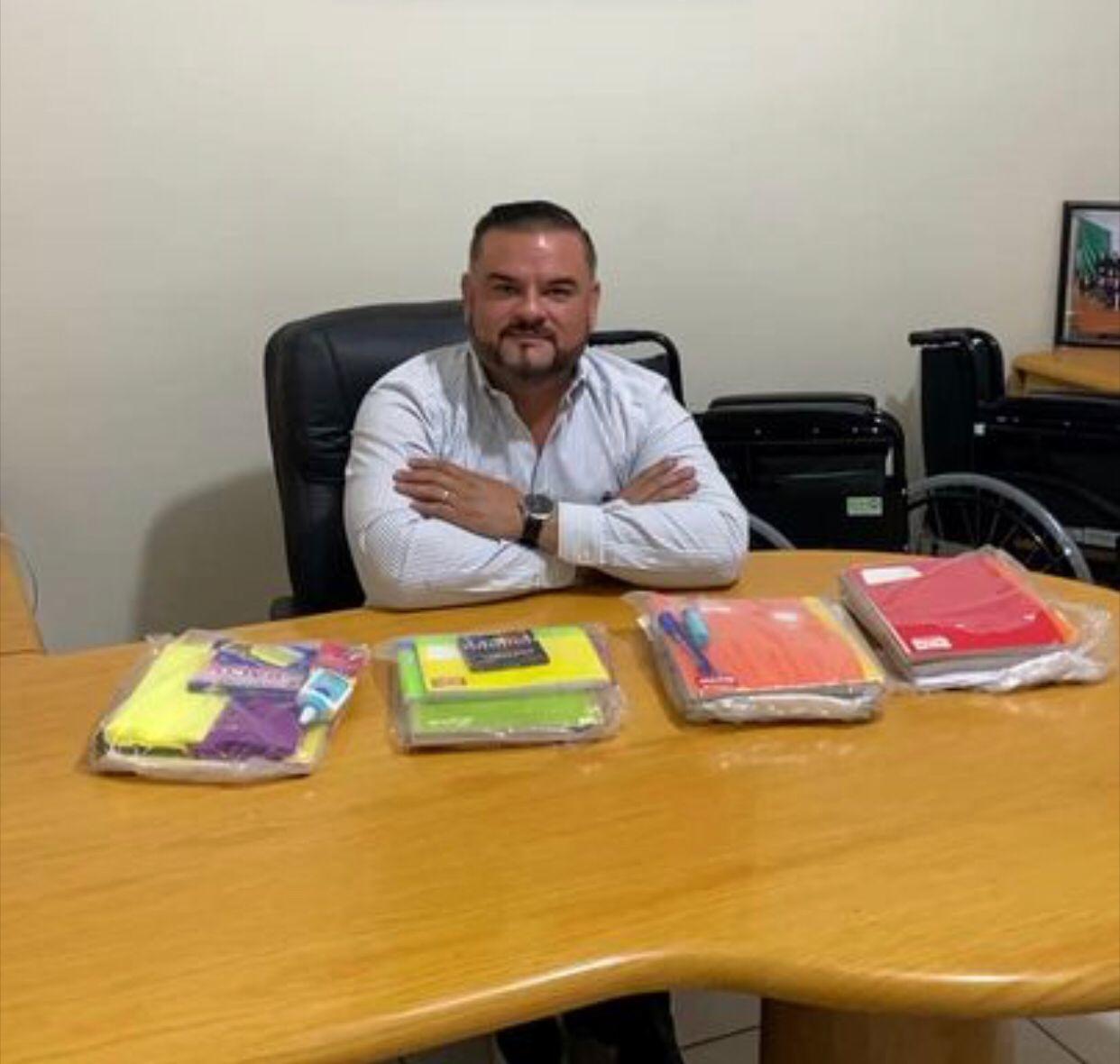 Entregará Carlos Rodríguez mil paquetes de útiles escolares en el Distrito 23 de Cadereyta