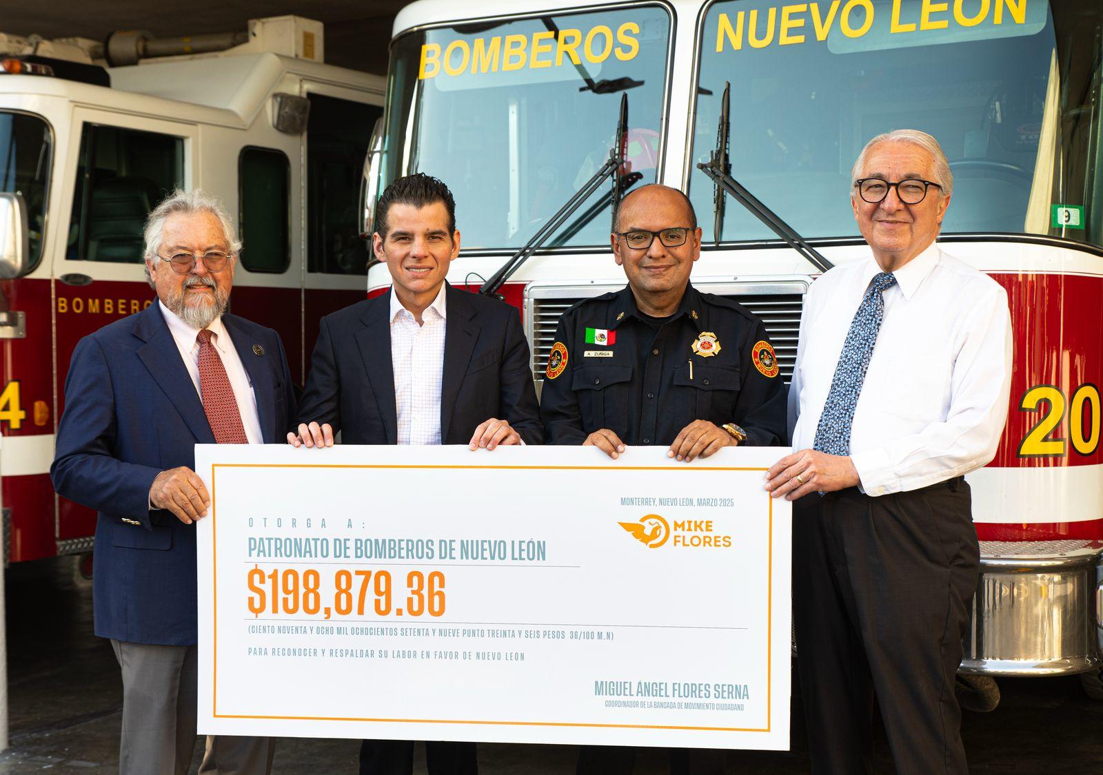 Miguel A. Flores Serna entrega donativo a Bomberos de Nuevo León