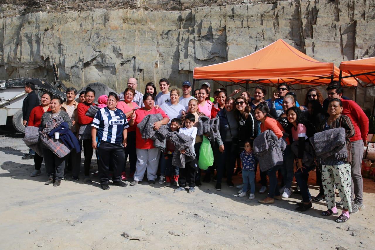 Llevan apoyo y cobertores al cerro de la Campaña 