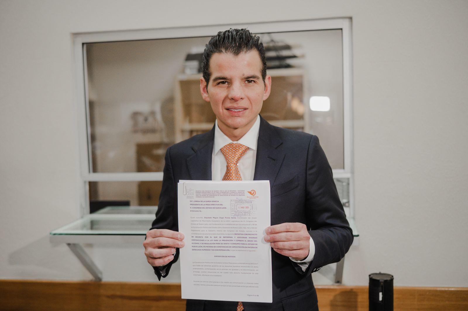 Miguel A. Flores presenta iniciativa para erradicar la discriminación en bares y antros de Nuevo León